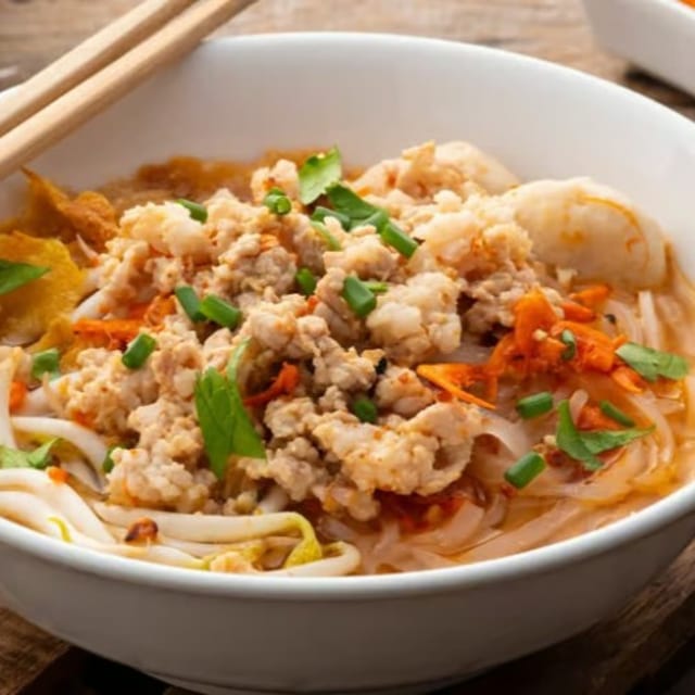 E18-Tom Yum Noodle Soup.